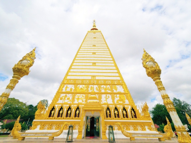 泰国金黄色寺庙建筑图片