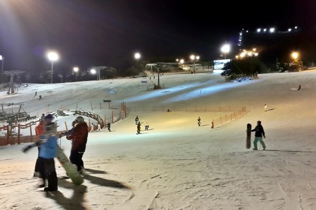 夜晚滑雪场图片