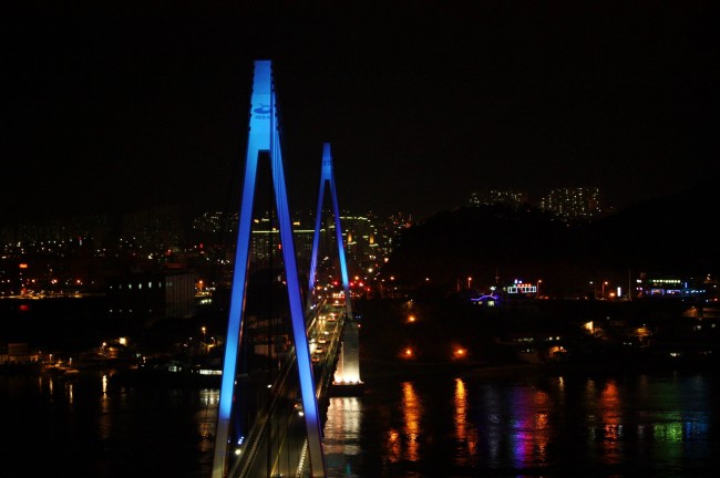 夜间城市吊桥图片