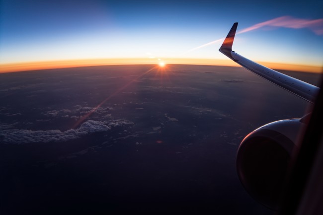 飞机上的日落图片