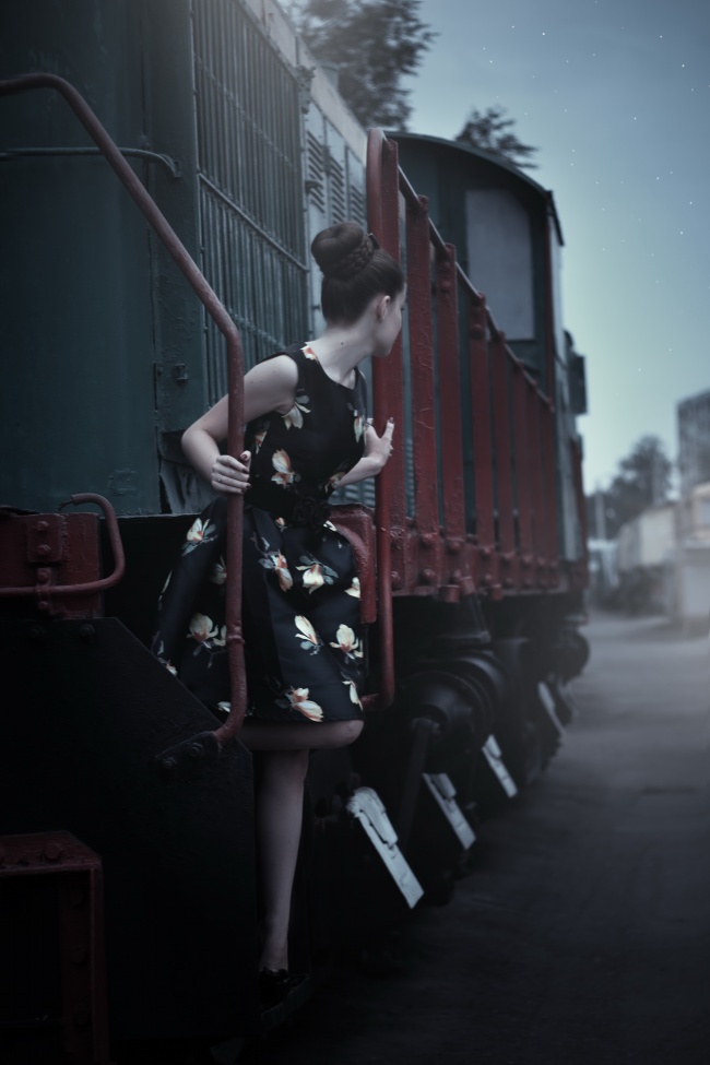 ‘~复古火车站美丽的小姐姐写真图片  ~’ 的图片