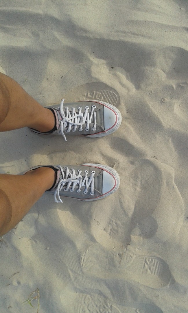 踩在沙滩上的双脚图片