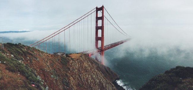 浓雾中的旧金山大桥图片