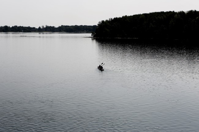 湖泊黑白风景图片