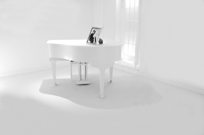白色钢琴图片