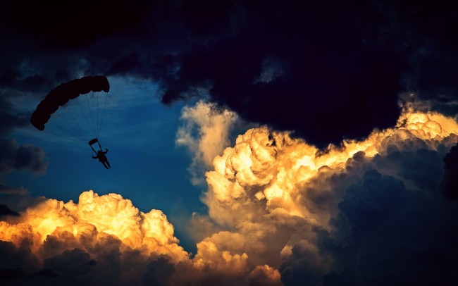 高空云层滑翔图片