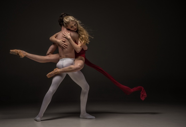 男女双人芭蕾舞图片