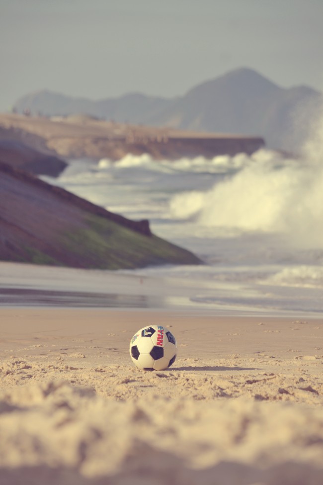 海滩上的足球图片
