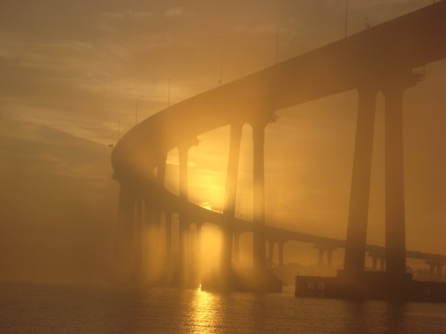 夕阳下的桥墩图片
