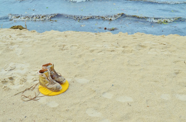 沙滩上的马丁靴