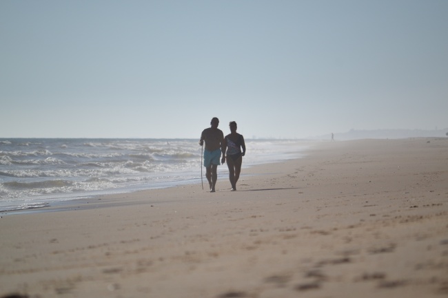 海边散步情侣图片