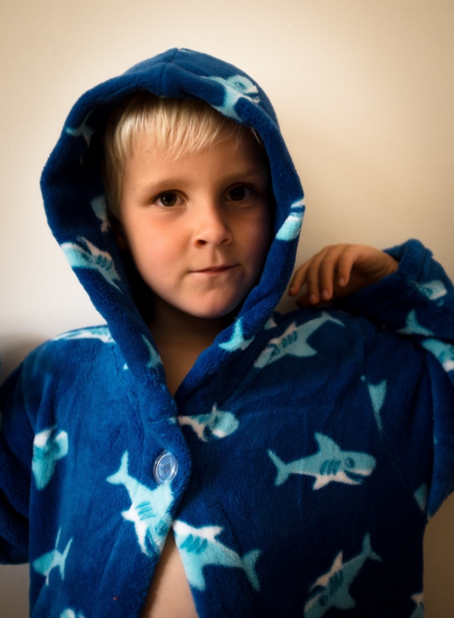 海豚睡衣男孩图片
