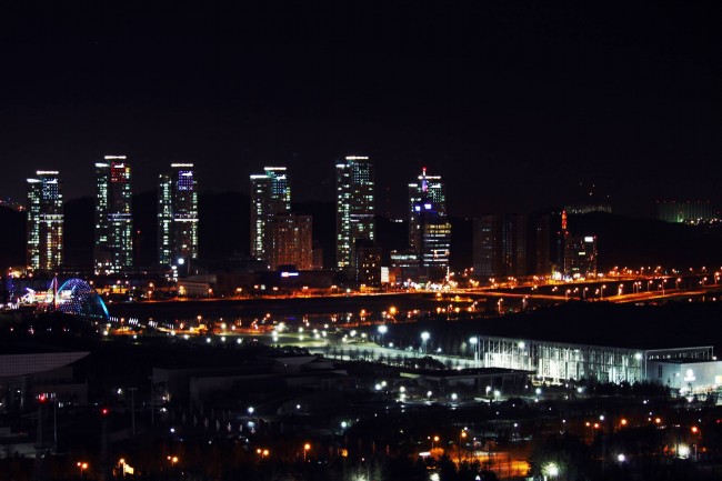 现代城市灯光夜景图片