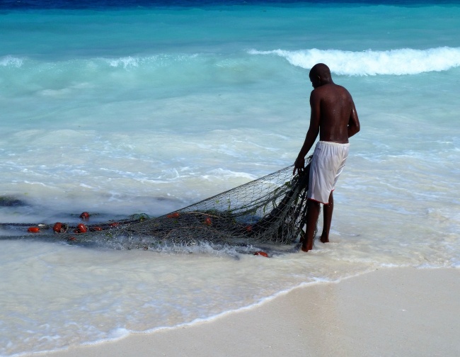 海边黑人渔民图片