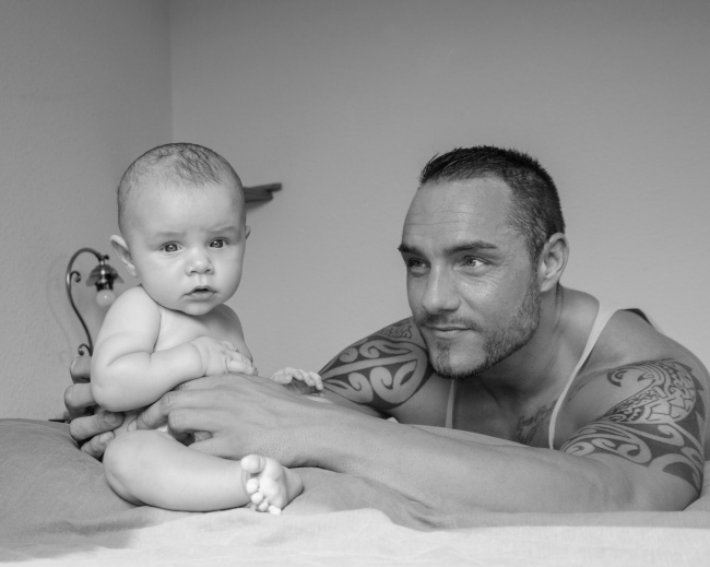 爸爸和婴儿黑白写真