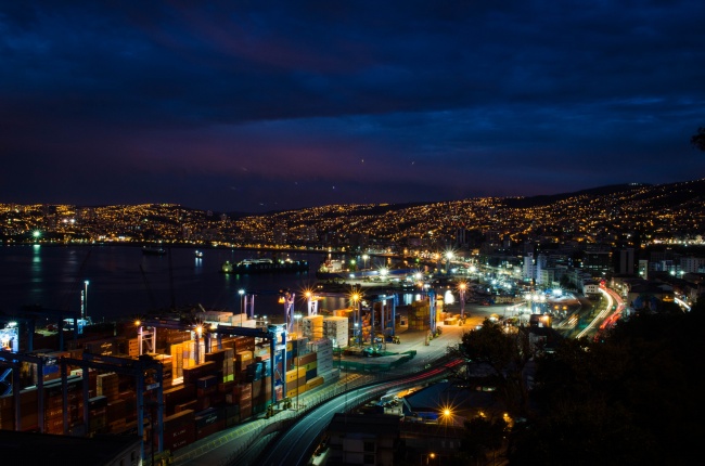 瓦尔帕莱索城市夜景图片