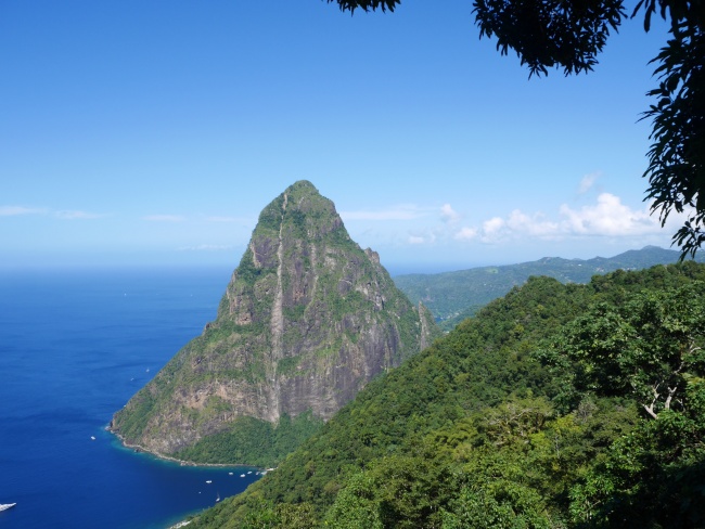 翠绿高山远景图片