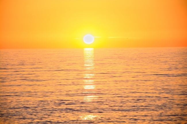 海上夕阳黄色图片