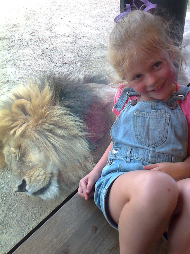与狮子合影的小女孩图片