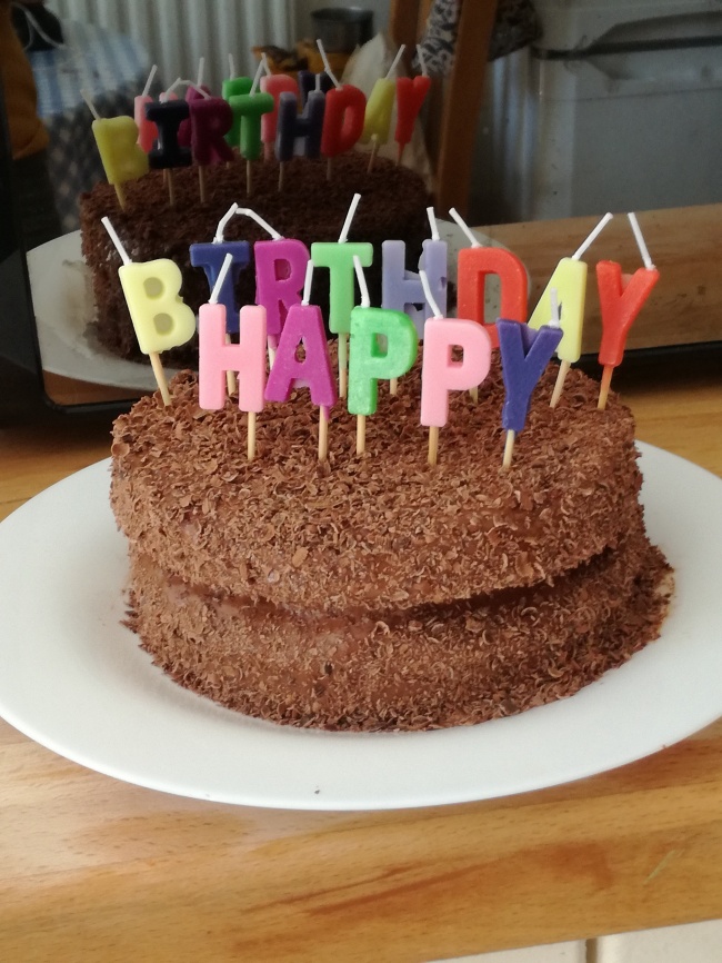 巧克力双层生日蛋糕图片
