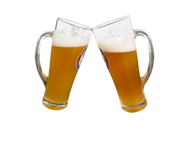 两杯啤酒干杯图片