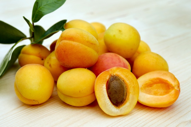 新鲜黄色杏子图片