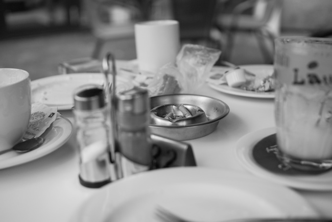 餐桌烟灰缸黑白图片