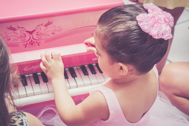 学钢琴小女孩图片