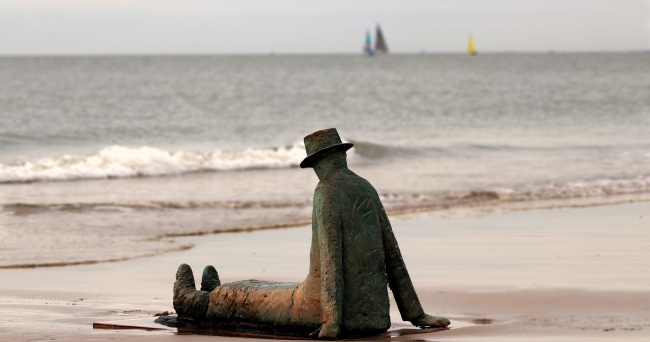 海边人物雕塑图片