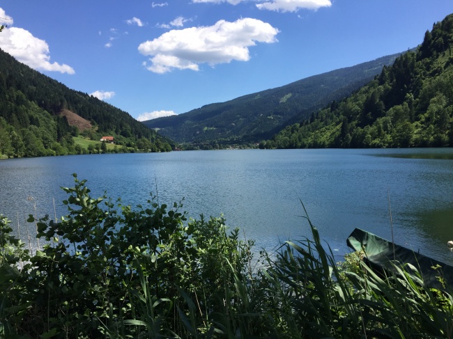 蓝天下湖泊风景图片