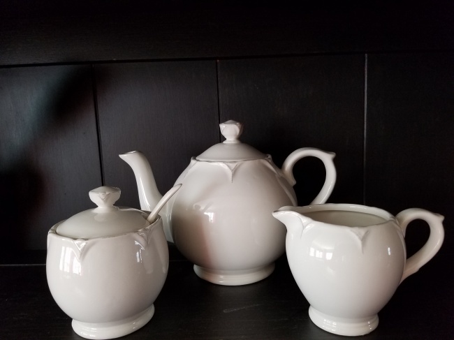 白色陶瓷茶壶图片