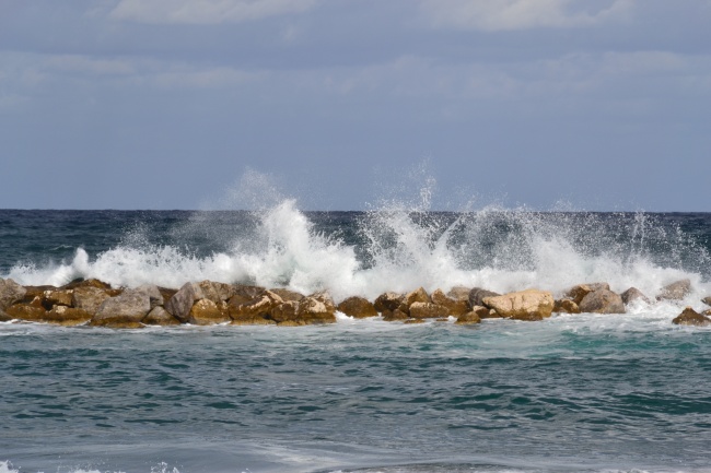 海浪击石图片