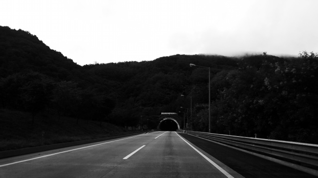 公路隧道口黑白图片