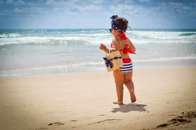 ‘~沙滩可爱小小姐姐背影图片  ~’ 的图片