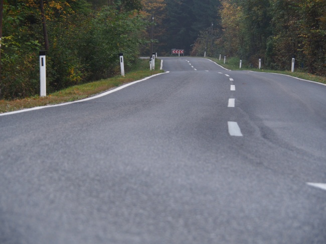 蜿蜒公路图片