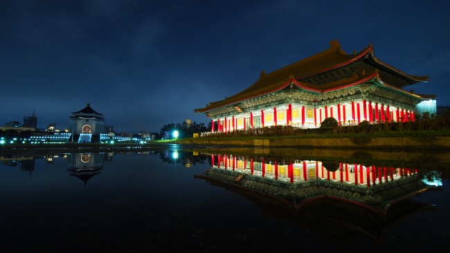 中正纪念堂夜景摄影图