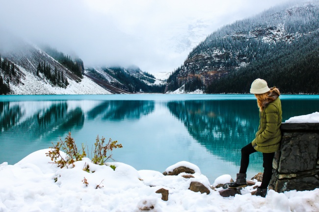 冬季湖边一个人图片