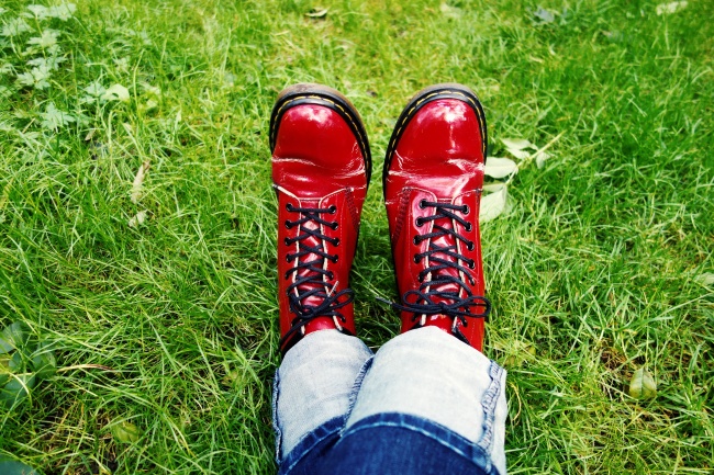 草地上红鞋子图片