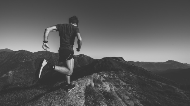 登山男人背影图片