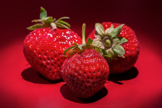 鲜艳可口红草莓图片