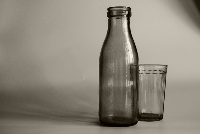 静物玻璃瓶黑白图片