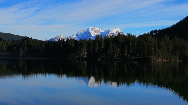 雪山下湖泊全景图片