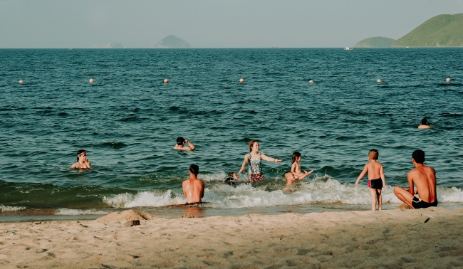 夏日海边游泳图片