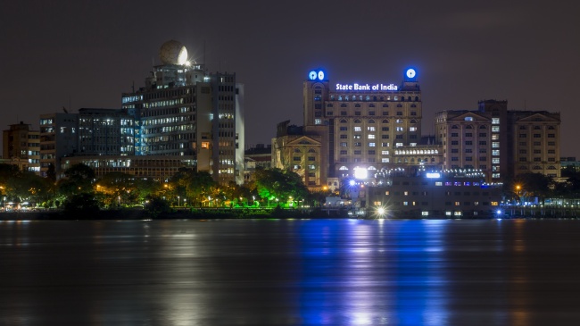 海边城市夜景图片