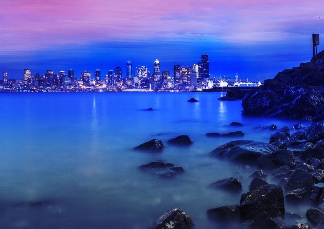 沿海城市海边夜景图片