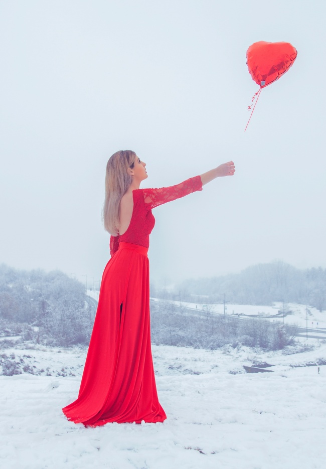 ‘~冬季红裙美丽的小姐姐唯美图片  ~’ 的图片