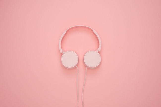 头戴式粉色音乐耳机图片