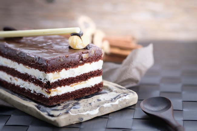 巧克力奶油方块蛋糕图片