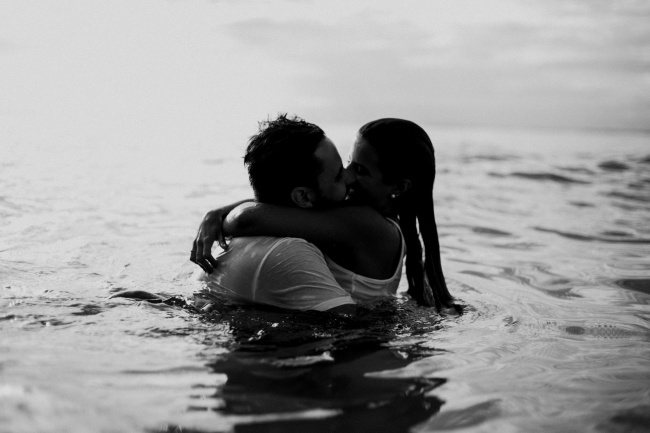 水中情侣激情接吻图片