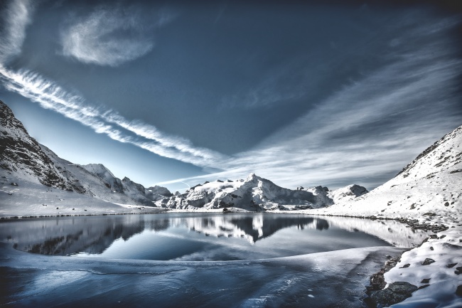 雪山湖泊唯美风景图片